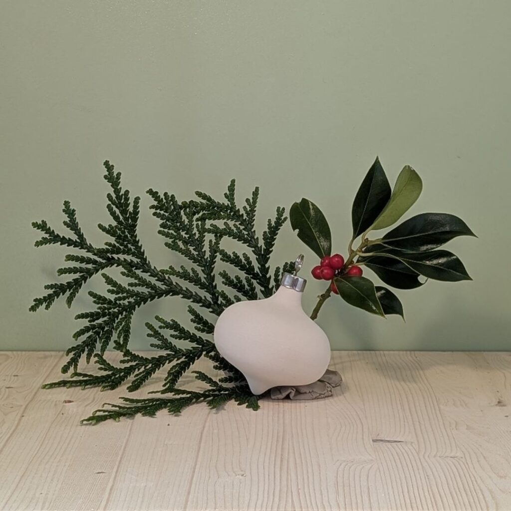 Lille spids julekugle malecafé Gades keramik